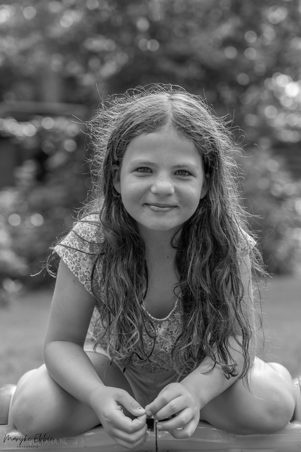 buiten spelend meisje thuis